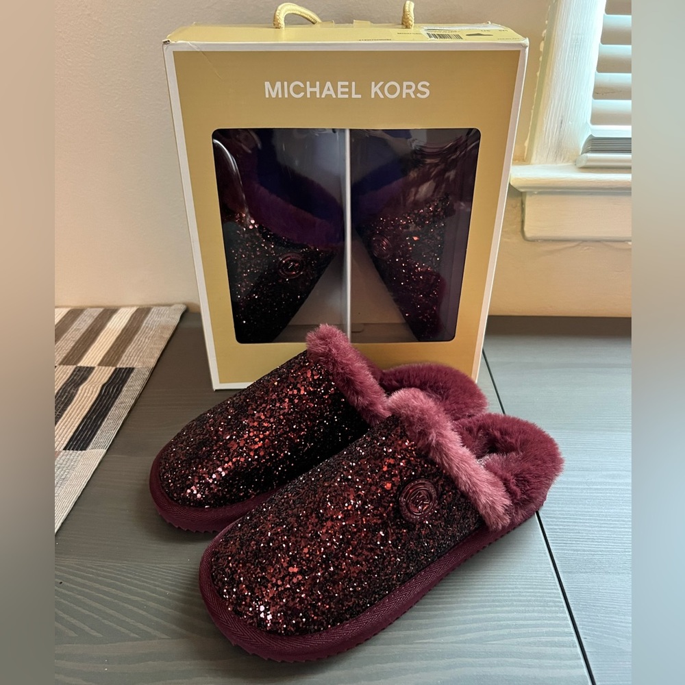 New in Box New Michael Kors Janice Slipper Merlot Burgundy Glitter
Size 5